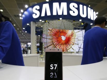 El tel&eacute;fono m&oacute;vil Samsung Galaxy S7 expuesto en una feria en Se&uacute;l.