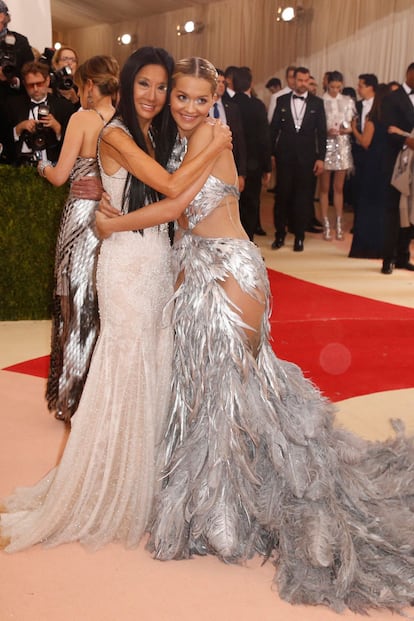 La diseñadora Vera Wang y Rita Ora.