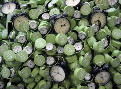 Ecologistas han apilado hoy cientos de relojes a las puertas de la Feria de Barcelona, donde se celebra la cumbre del clima, para recordar a los líderes mundiales que el tiempo se agota para pactar una reducción de emisiones. La acción se enmarca dentro de la campaña 'TcK, Tck, Tck', apoyada por más de 200 organizaciones, entre ellas Cruz Roja, Amnistía Internacional o Greenpeace.