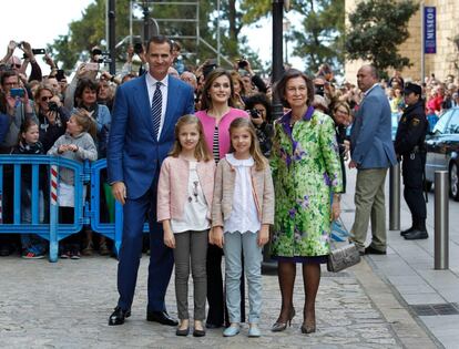 Esta es la segunda vez que don Felipe y su familia acuden a la misa desde accedió al trono. Antes lo hacía junto a sus padres y hermanas.