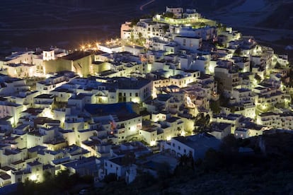 Vista nocturna del pueblo de Mojácar, en Almería.