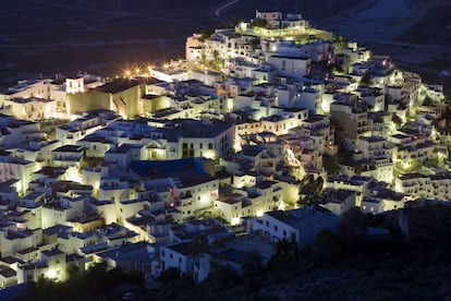 Vista nocturna del pueblo de Moj&aacute;car, en Almer&iacute;a. 