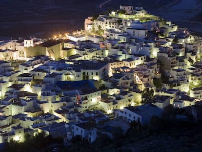 Vista nocturna del pueblo de Moj&aacute;car, en Almer&iacute;a. 