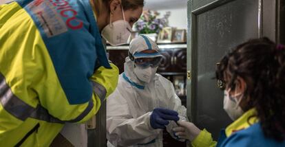 Equipo sanitario durante su jornada de trabajo.