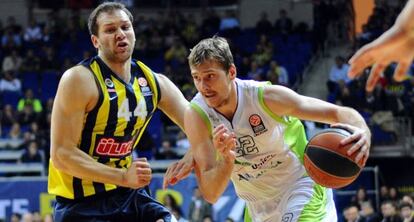 Dragic, de Unicaja, protege la bola ante Bogdanovic.