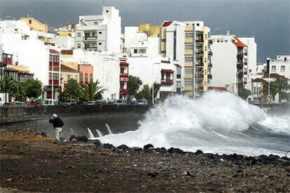 La tormenta tropical Delta sacude con vientos de hasta cien kilómetros hora a la isla de La Palma.