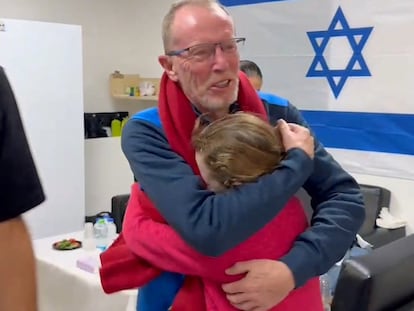 La menor israelí Emily Hand, secuestrada el pasado 7 de octubre por Hamás, se abrazaba ayer a su padre tras ser liberada, en una localización sin identificar.