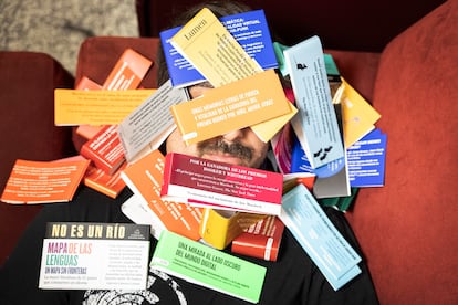 Fajas que envuelven los libros con frases y citas de otros autores, llamadas 'blurbs'.