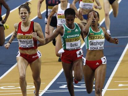 Natalia Rodríguez y las etíopes Kalkidan Gezahegne y Gelete Burka en la final de los 1.500 metros.