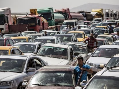 Iraquianos que fogem de Mossul, em um controle em Kalak.