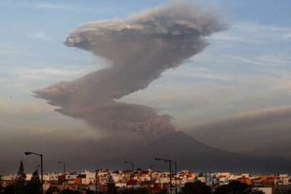 El volcán Popocatépelt lanza una fumarola de tres kilómetros sobre el cielo mexicano