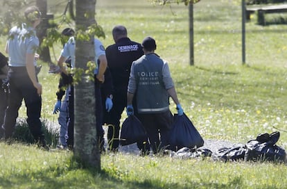 Policia francesa i experts en explosius busquen en un dels dipòsits d'armes de la banda terrorista ETA, a Saint-Pée-sud-Nivelle, a prop de Baiona.