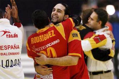 Rubén Garabaya y Chema Rodríguez celebran el triunfo de España nada más pitarse el final del partido.