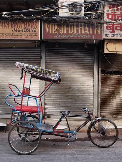 En Delhi hay más de 100.000 'rickshaw'. Popularizados ya en muchas ciudades occidentales, datan del siglo XIX, cuando un misionero americano lo introdujo en Japón. Es un vehículo sostenible y una fuente de empleo.
