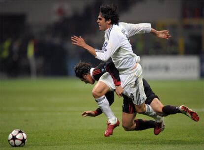 Kaká intenta marcharse del marcaje de Oddo.