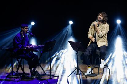 Mikel Izal (derecha), abriendo la gala con un tema de Antonio Vega, 'Tuve que correr'. 