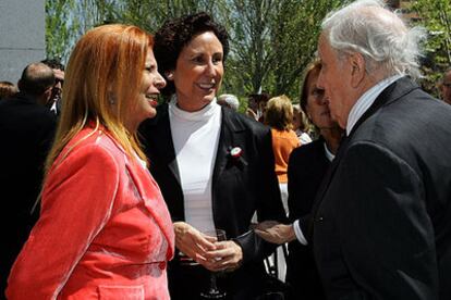 La política socialista Carmen Alborch (izquierda) con las galeristas Oliva Arauna y Soledad Lorenzo y el editor Francisco Pérez González.