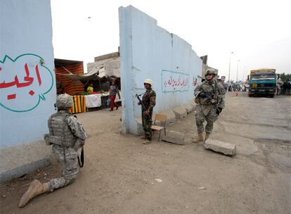 La misión de los soldados destinados en Camp Sadr es supervisar el trabajo de las fuerzas de seguridad iraquíes. En la imagen, un soldado iraquí en uno de los accesos, junto a soldados estadounidenses.