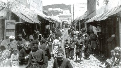 Una calle con mayoría de población judía, en una fotografía de mediados del siglo XIX, localizada por el Archivo Provincial de Cádiz.