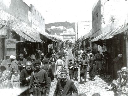 Una calle con mayoría de población judía, en una fotografía de mediados del siglo XIX, localizada por el Archivo Provincial de Cádiz.