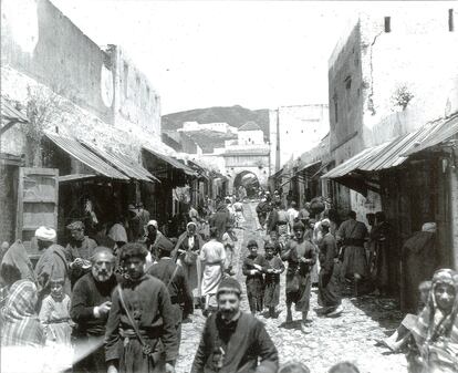 Una calle con mayoría de población judía, en una fotografía de mediados del siglo XIX, localizada por el Archivo Provincial de Cádiz.