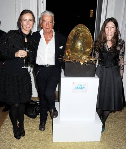 Sarah Fabergé (a la derecha) junto a dos invitados en una fiesta de Fabergé, en 2011.
 