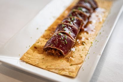 Coca de aceite con atún macerado en tataki con berenjena asada y compota de tomate.