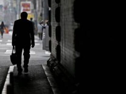 Silueta de un hombre mientras camina por una calle de Tokio. La tasa de desempleo en Japón se mantuvo en marzo plana con respecto a la de febrero en el 3,6 por ciento, su nivel más bajo desde julio de 2007, según informó el Gobierno japonés. EFE/Archivo