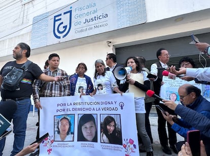 Familiares de Amairany Robledo González, Frida Sofía Lima Rivera y Viviana Elizabeth Garrido Ibarra, víctimas de Miguel Cortés, en Ciudad de México, en febrero de 2025.