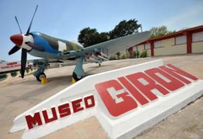 Fotografía tomada en abril de 2011 en la que se registró un avión Sea Fury de la Fuerza Aérea cubana que se usó en los combates de Bahía de Cochinos en abril de 1961, y que es exhibido en el museo de Playa Girón, en Matanzas (Cuba). EFE/Archivo