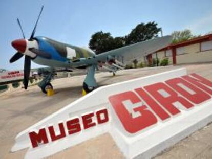 Fotografía tomada en abril de 2011 en la que se registró un avión Sea Fury de la Fuerza Aérea cubana que se usó en los combates de Bahía de Cochinos en abril de 1961, y que es exhibido en el museo de Playa Girón, en Matanzas (Cuba). EFE/Archivo