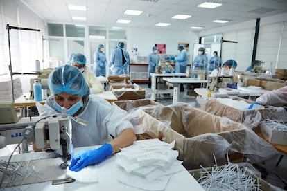 Trabajadores fabricando mascarillas de protección sanitaria en Talavera de la Reina (Toledo).