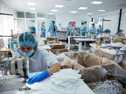 Trabajadores fabricando mascarillas de protección sanitaria en Talavera de la Reina (Toledo).