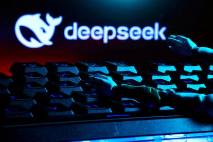 Logo de DeepSeek, un teclado y unas manos robóticas.