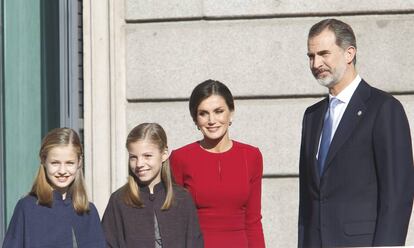 Los reyes Felipe VI y Letizia, con sus hijas la princesa Leonor (izquierda) y la infanta Sofía, en el Congreso de los Diputados el pasado 6 de diciembre.
