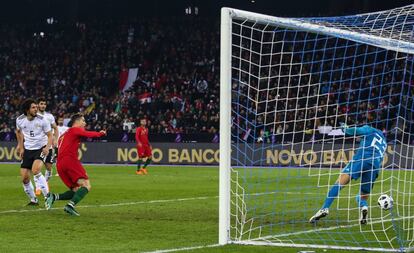 Cristiano Ronaldo hace el primer gol.