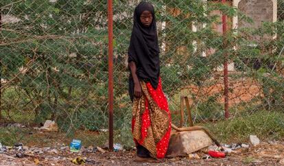 Una niña mira a cámara en el campo IFO1 de Dadaab.
