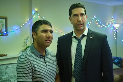 Nick Mohammed y David Schwimmer, en 'Intelligence'.