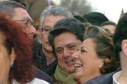 El diputado del PP, Federico Trillo; el alcalde de Madrid, Alberto Ruiz-Gallardón, y la alcaldesa de Valencia, Rita Barberá, durante un momento de la manifestación.