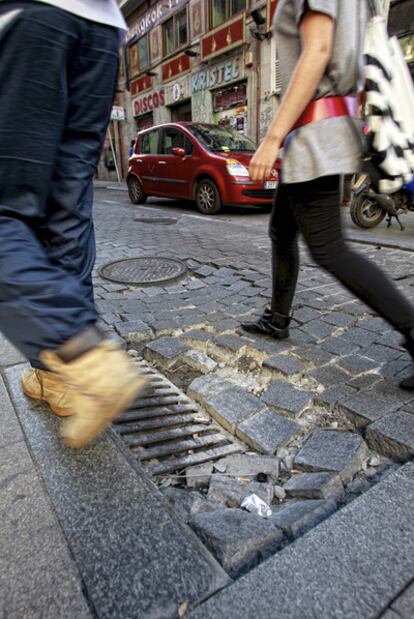 Mal estado de la calzada en la calle de Bordadores.