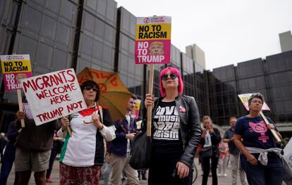 Un grupo de manifestantes protestan contra Trump durante la ceremonia de conmemoración por el 75º aniversario del desembarco de Normandía en Portsmouth.