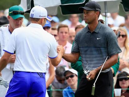 Sergio García, a la izquierda, y Tiger Woods se saludan en el tee del uno antes de comenzar su ronda del sábado.
