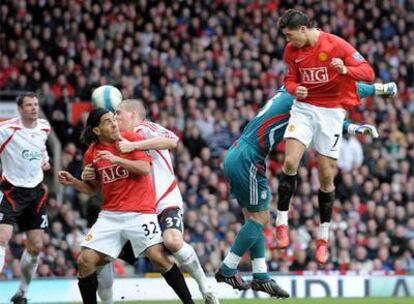 Cristiano Ronaldo marca para el Manchester United tras un fallo de Reina.