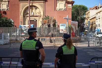 Dos policías locales vigilan los trabajos para la tala definitiva del ficus de San Jacinto. FOTO. ALEJANDRO RUESGA