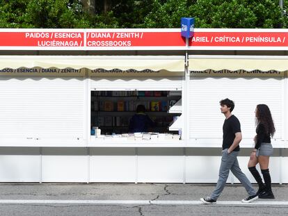 Una pareja pasea por la Feria del Libro de Madrid antes de la apertura de las casetas.