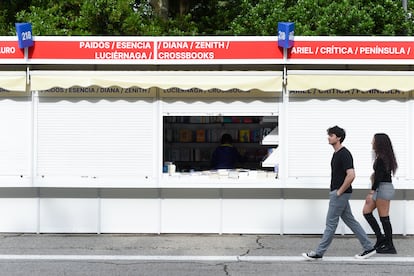 Una pareja pasea por la Feria del Libro de Madrid antes de la apertura de las casetas.