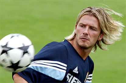 Beckham, con el pelo suelto, durante el entrenamiento de ayer en Kunming.