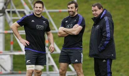 El entrenador de Nueva Zelanda, Steve Hansen charla con Richie McCaw y Conrad Smith