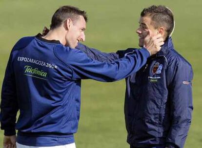 D'Alessandro (a la derecha) bromea con Cuartero en el entrenamiento de ayer del Zaragoza.