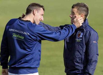 D&#39;Alessandro (a la derecha) bromea con Cuartero en el entrenamiento de ayer del Zaragoza.